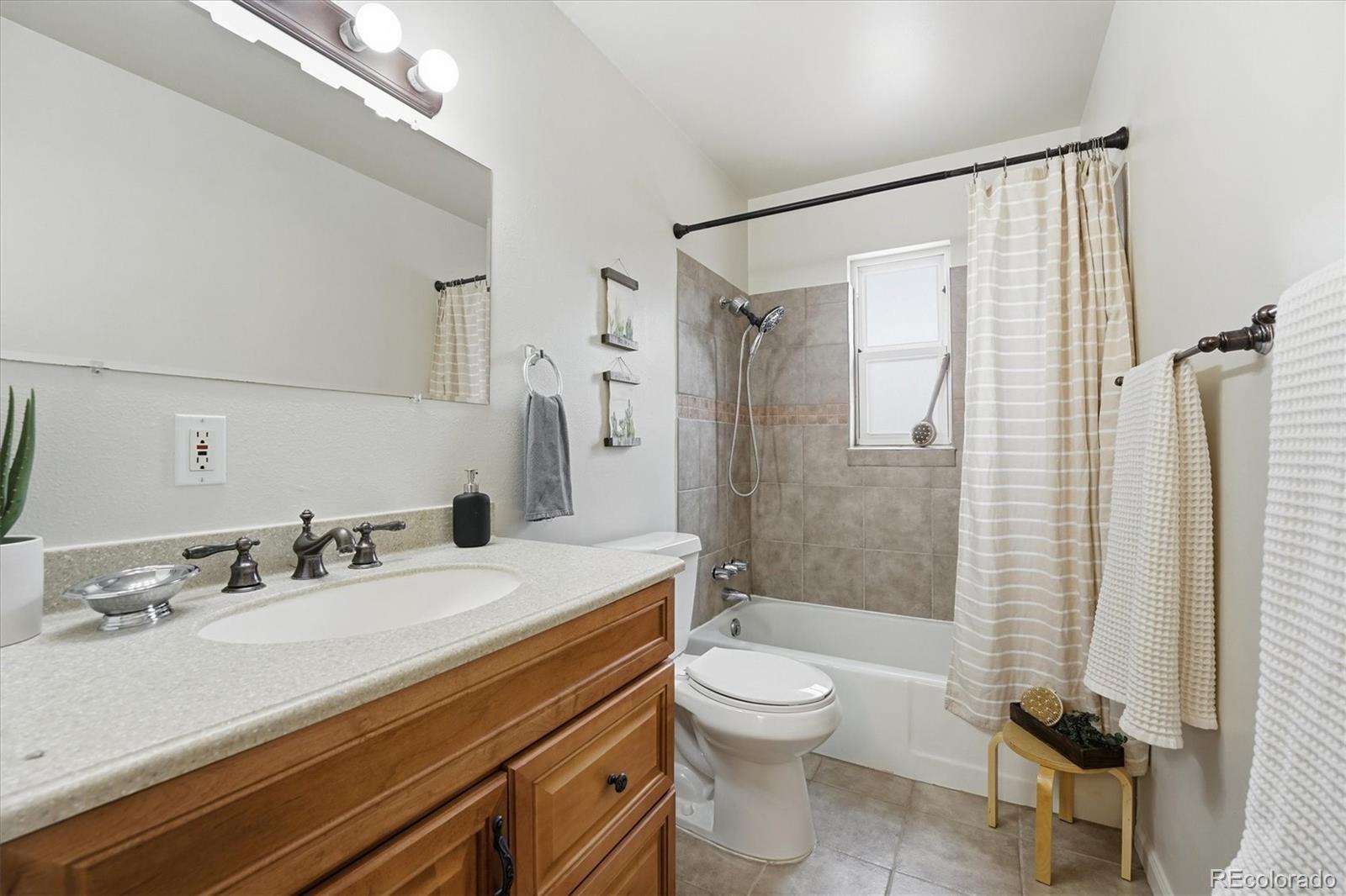 880 Tucson Street Aurora CO 80011