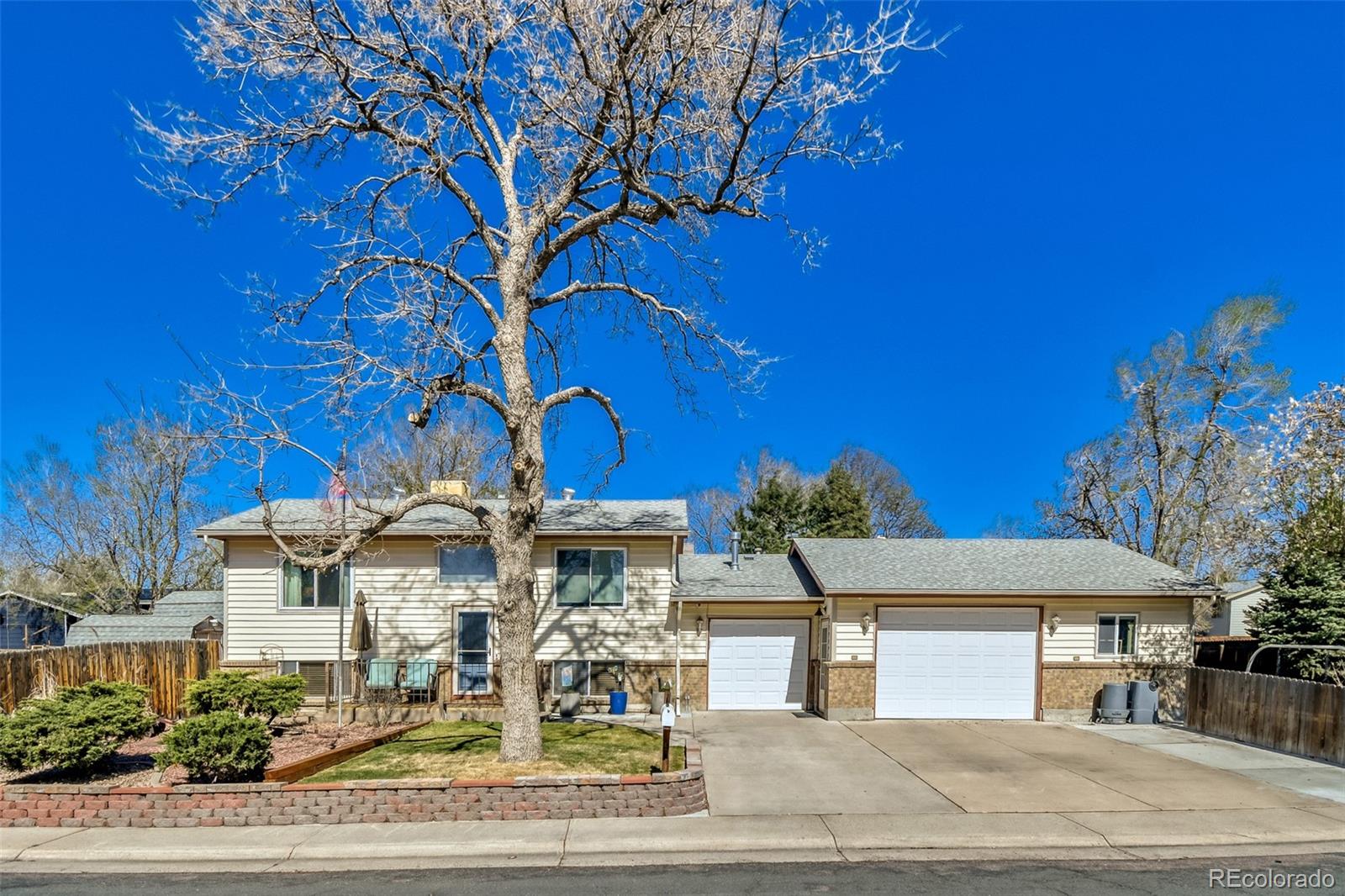 8141 Explorador Calle Denver CO 80229