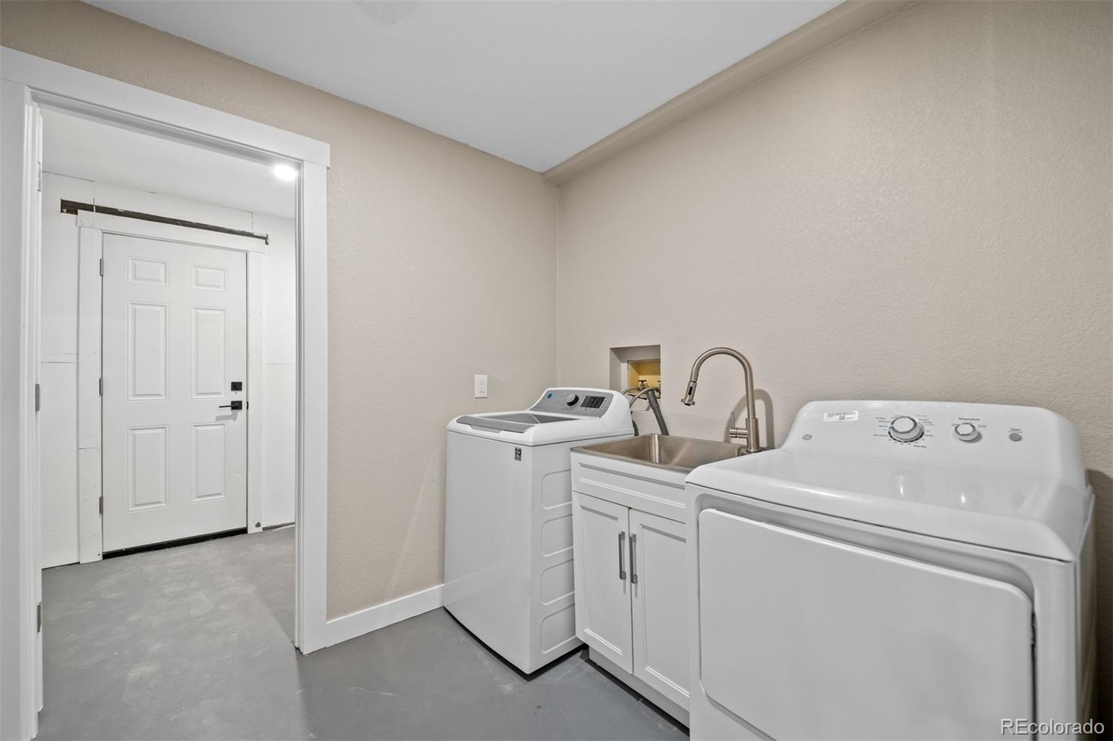 59 S Degaulle Street Aurora CO 80018