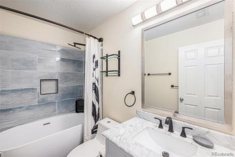 6147 N Flanders Street Aurora CO 80019