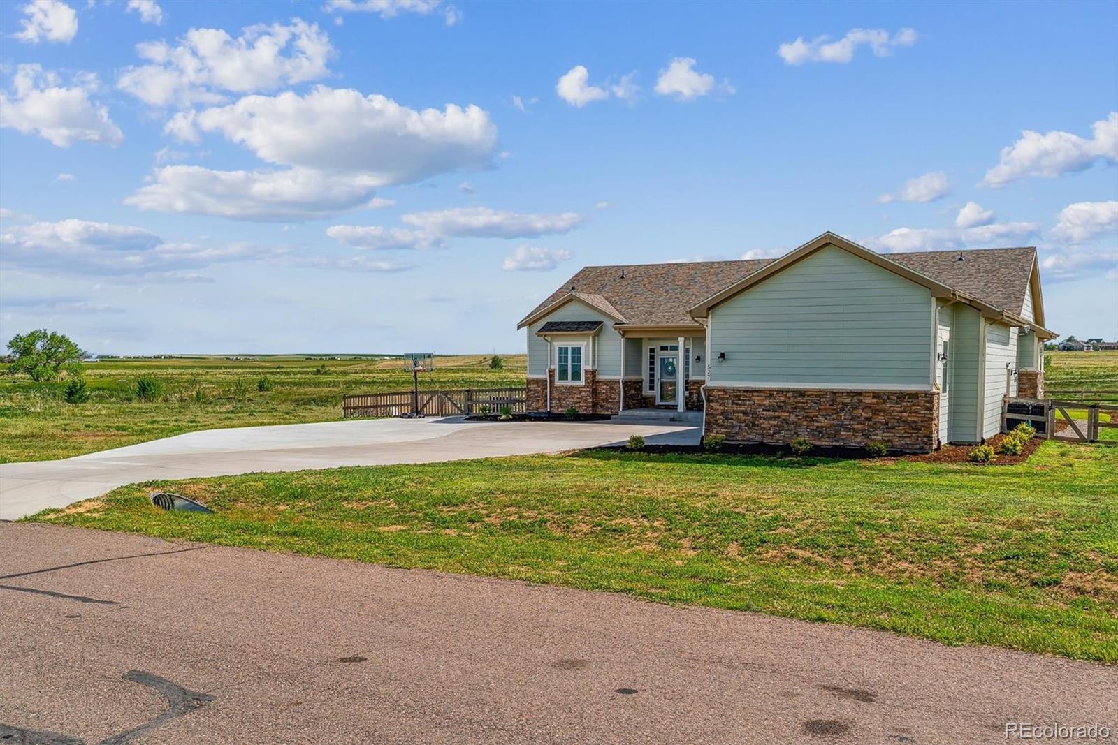 527 Antelope Drive E Bennett CO 80102