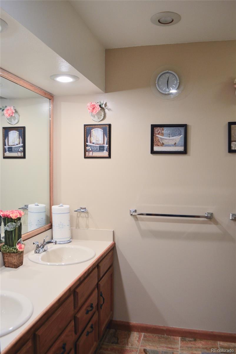 713 Kittredge Court Aurora CO 80011