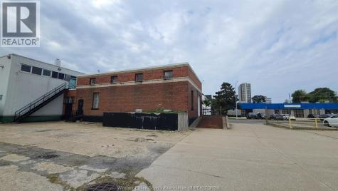 956 Mcdougall Windsor ON N9A 3X3