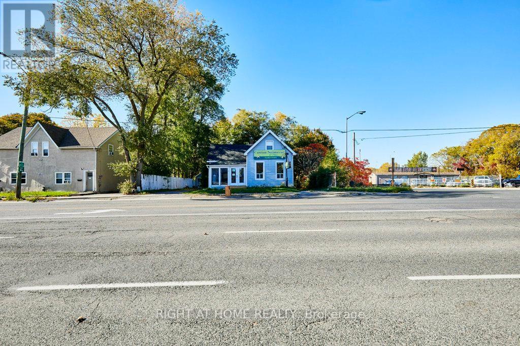 562 Simcoe Street South Oshawa (central) ON L1H 4K2