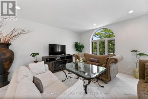 839 Erie Street East Windsor ON N9A 3Y5