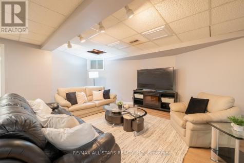 3 Marilyn Avenue Whitchurch-stouffville ON L4A 2C8
