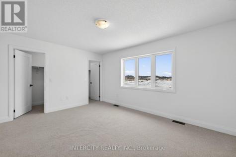 32 Legacy Circle Wasaga Beach ON L9Z 0M5