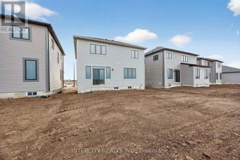 32 Legacy Circle Wasaga Beach ON L9Z 0M5
