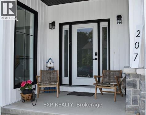 207 Essex Street Sarnia ON N7T 0C2
