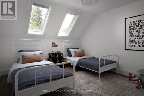 20 Laskay Lane King ON L7B 1K4