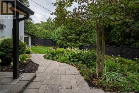 20 Laskay Lane King ON L7B 1K4