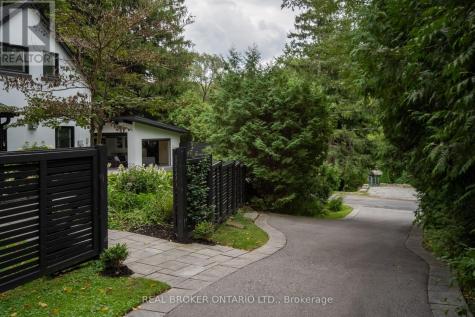 20 Laskay Lane King ON L7B 1K4