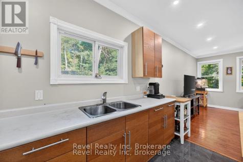 683 Lafontaine Road West Tiny ON L9M 0L6