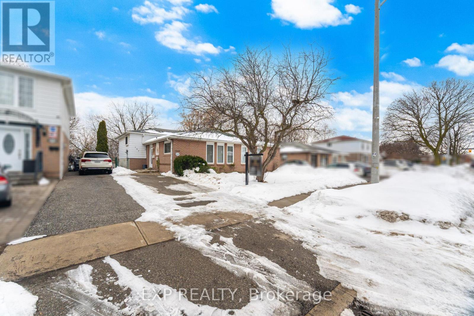 107 Archdekin Drive Brampton (queen Street Corridor) ON L6V 1Y8