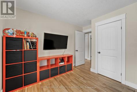 48 Tall Pines Drive Tiny ON L9M 0H4