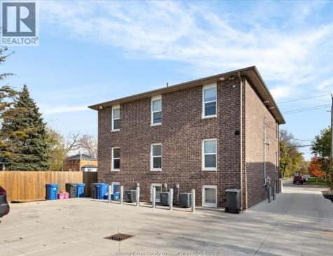 3340 Bloomfield Windsor ON N9C 1R3