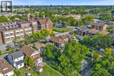527 Mcewan Windsor ON N9B 2E7