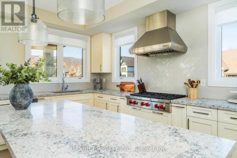 101 Stoneleigh Drive Blue Mountains ON L9Y 4P5