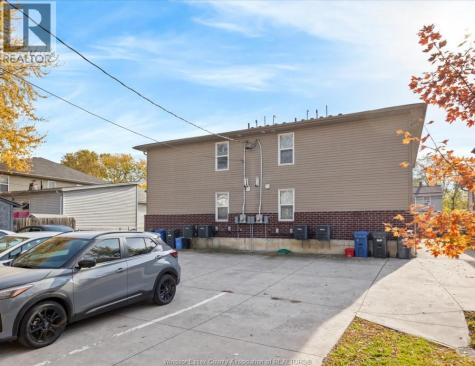 528 Chippawa Windsor ON N9C 2W3
