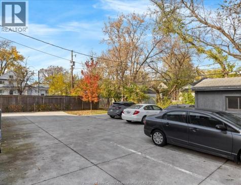 528 Chippawa Windsor ON N9C 2W3