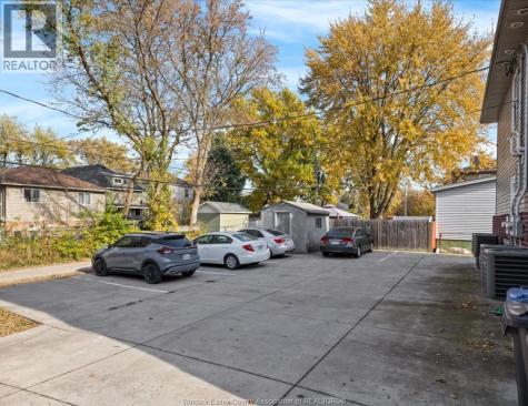 528 Chippawa Windsor ON N9C 2W3