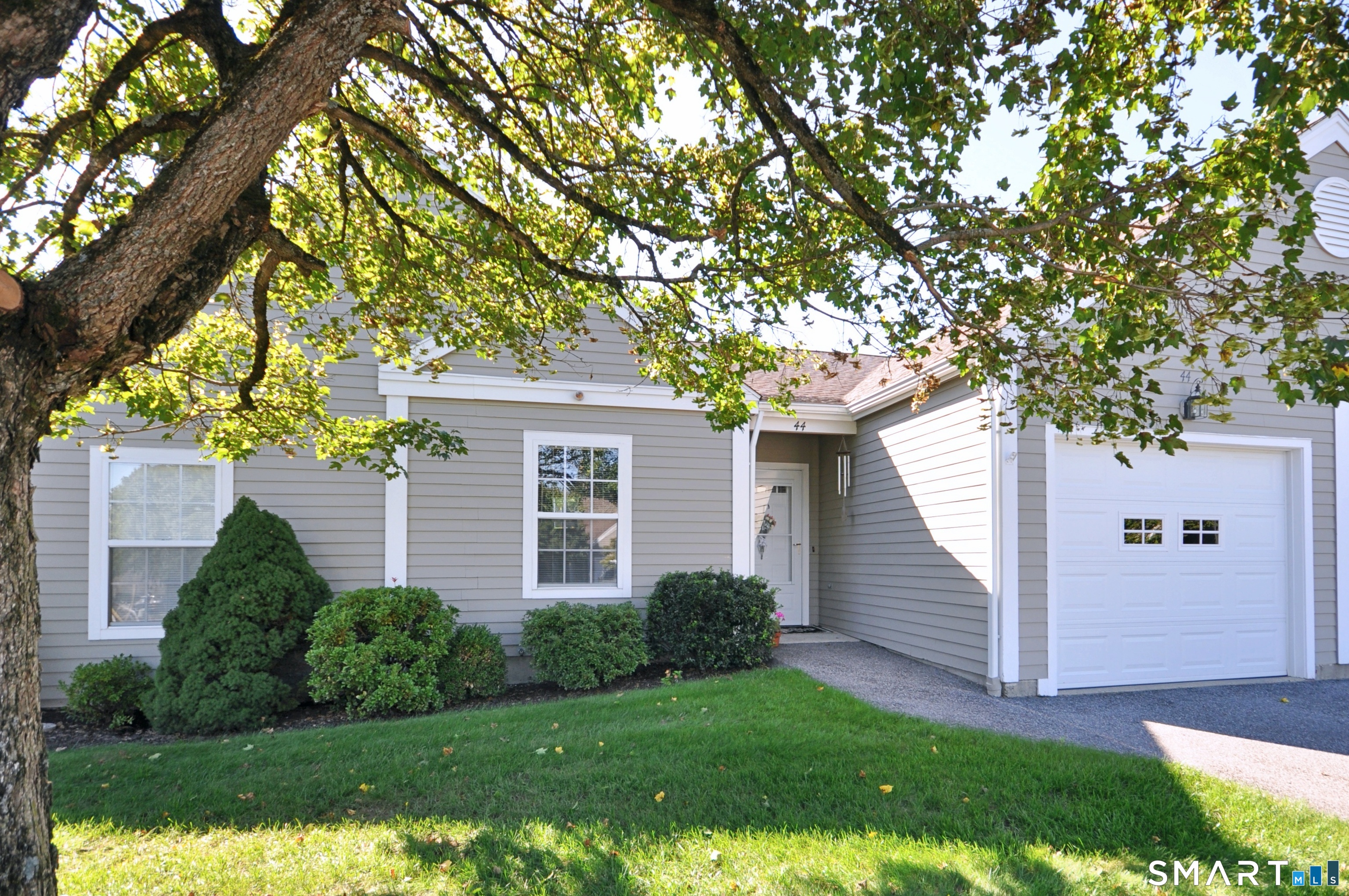 Newtown CT, 44 Elizabeth Circle, Unit 44