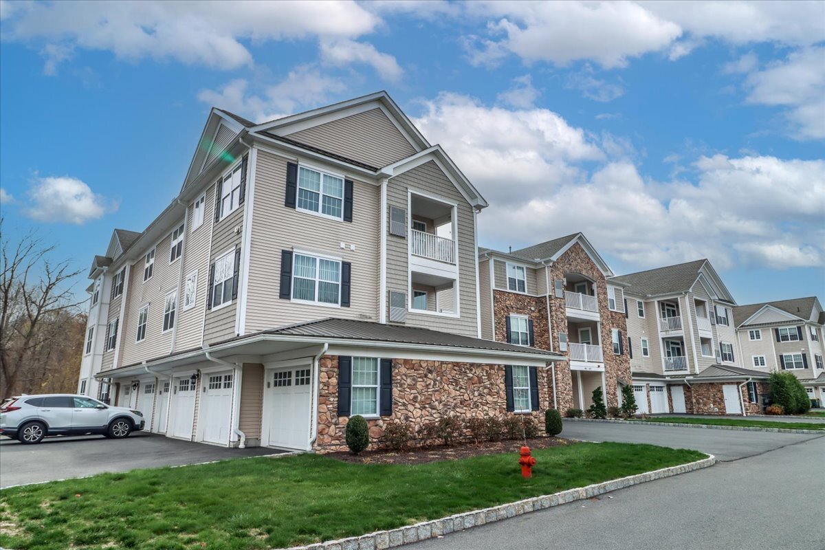 433 Brookside Court Newtown CT 06470