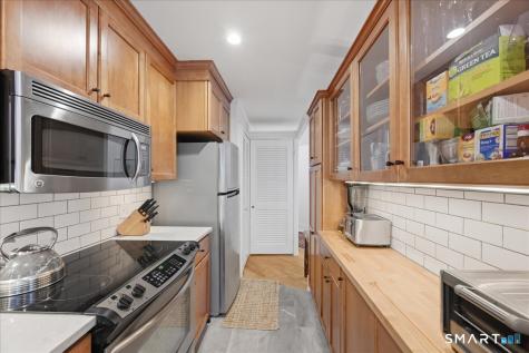 85 River Road Essex CT 06426