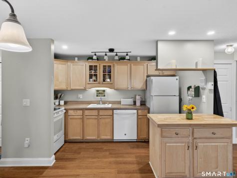 82 Sunset Street Waterford CT 06385
