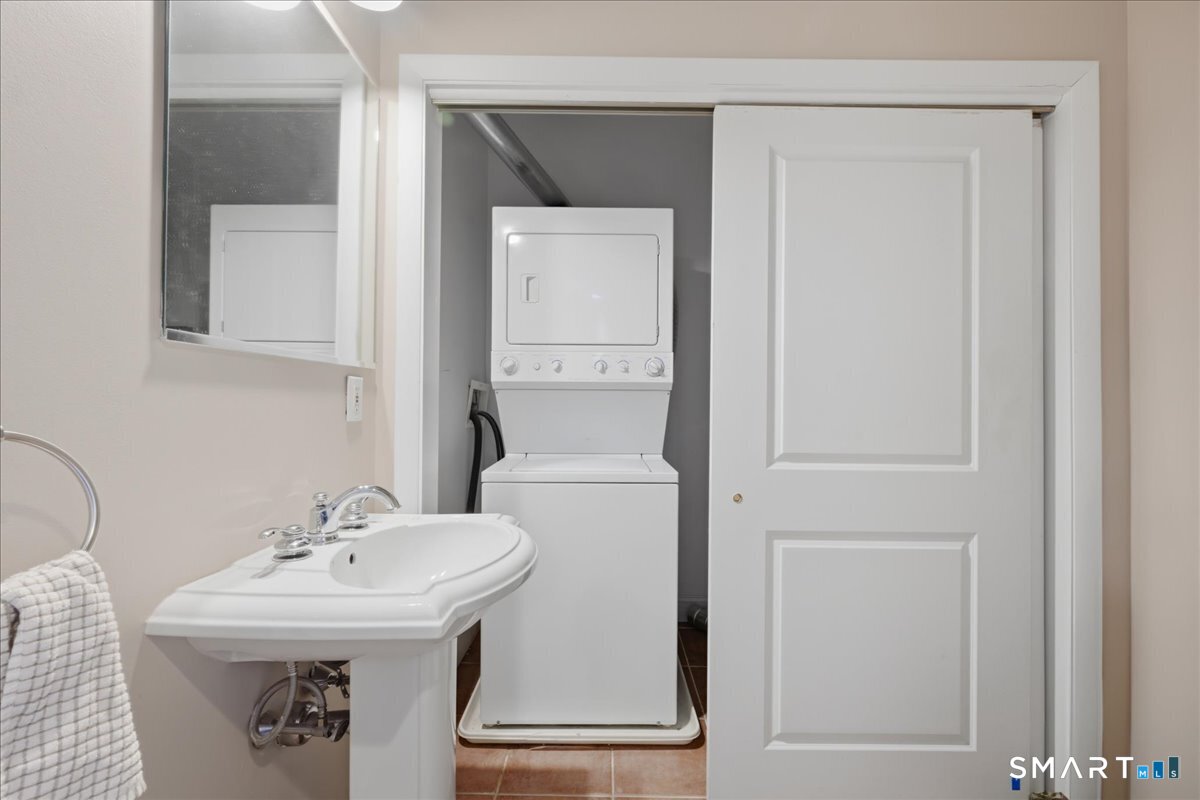 586 West Thames Street Norwich CT 06360