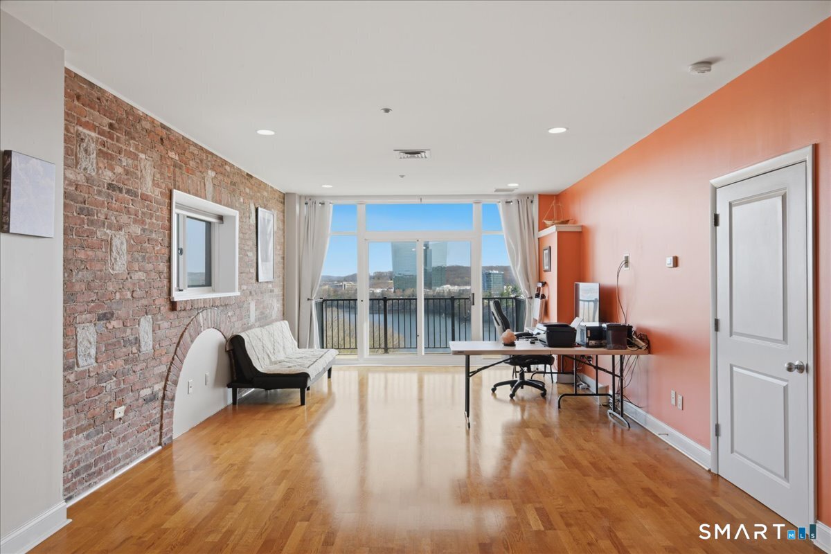 586 West Thames Street Norwich CT 06360