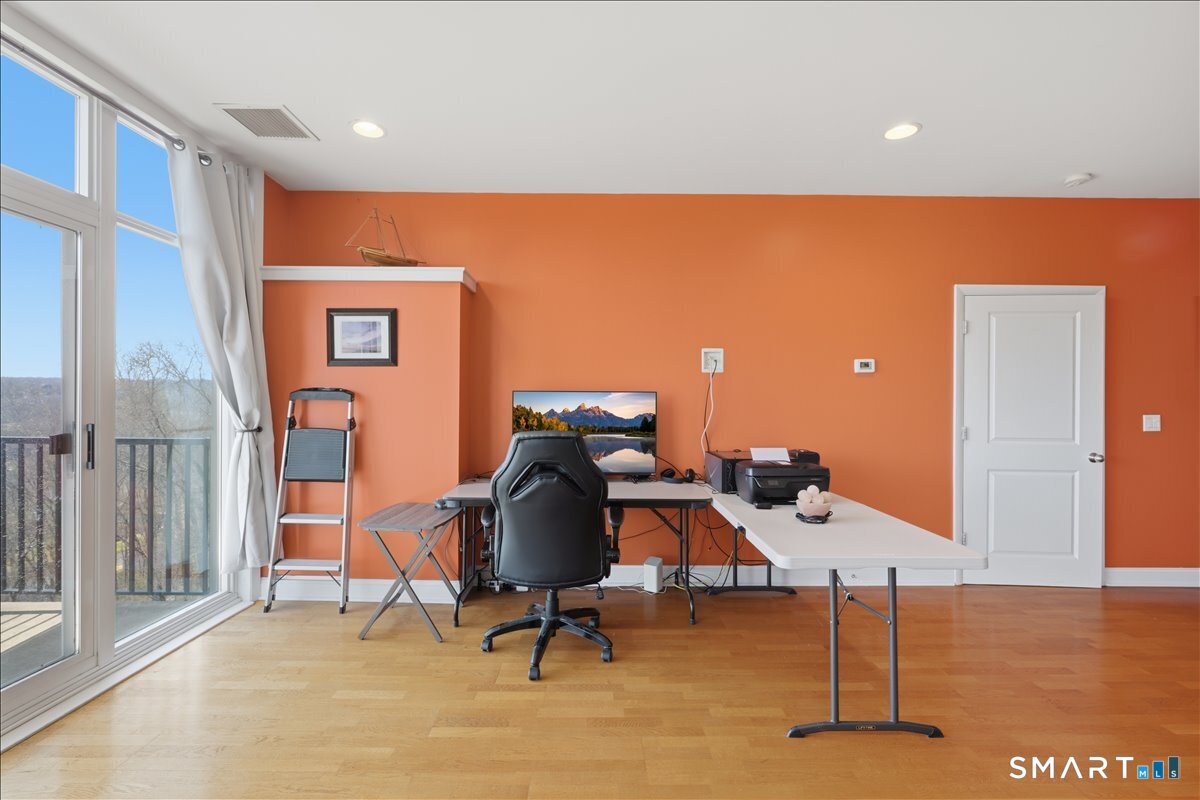 586 West Thames Street Norwich CT 06360