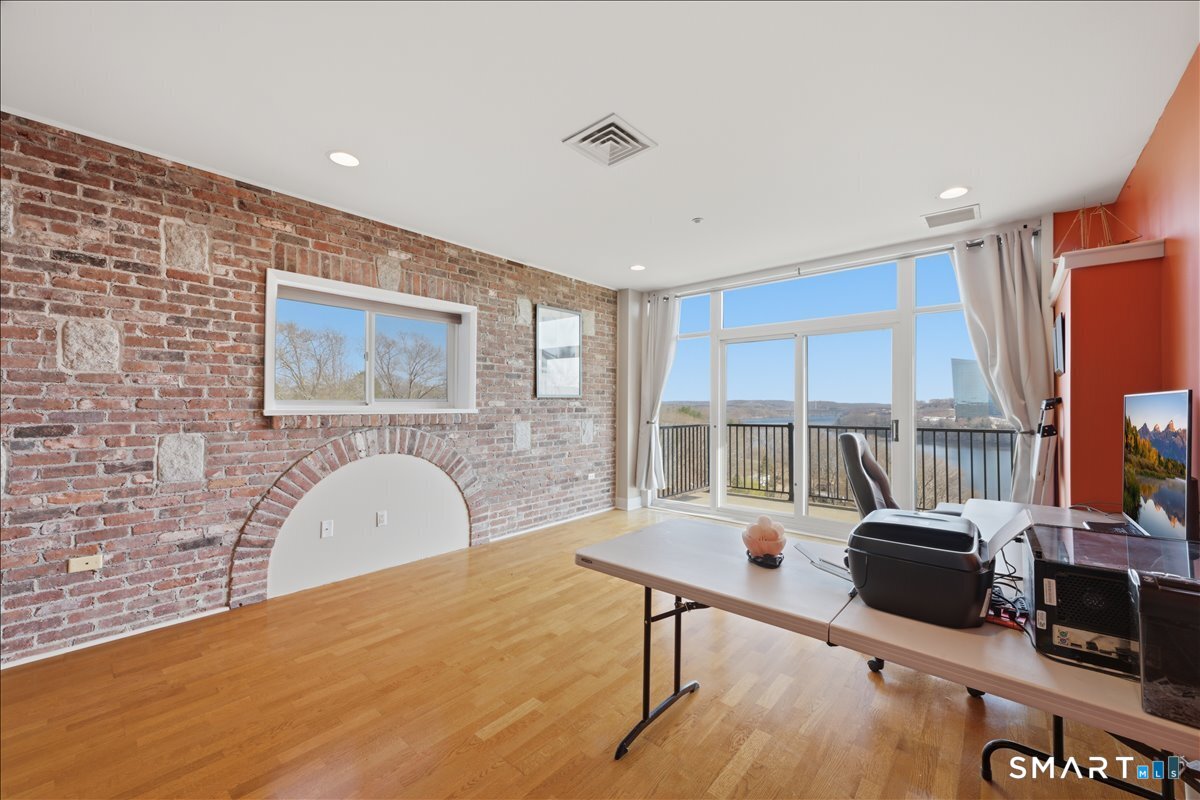 586 West Thames Street Norwich CT 06360