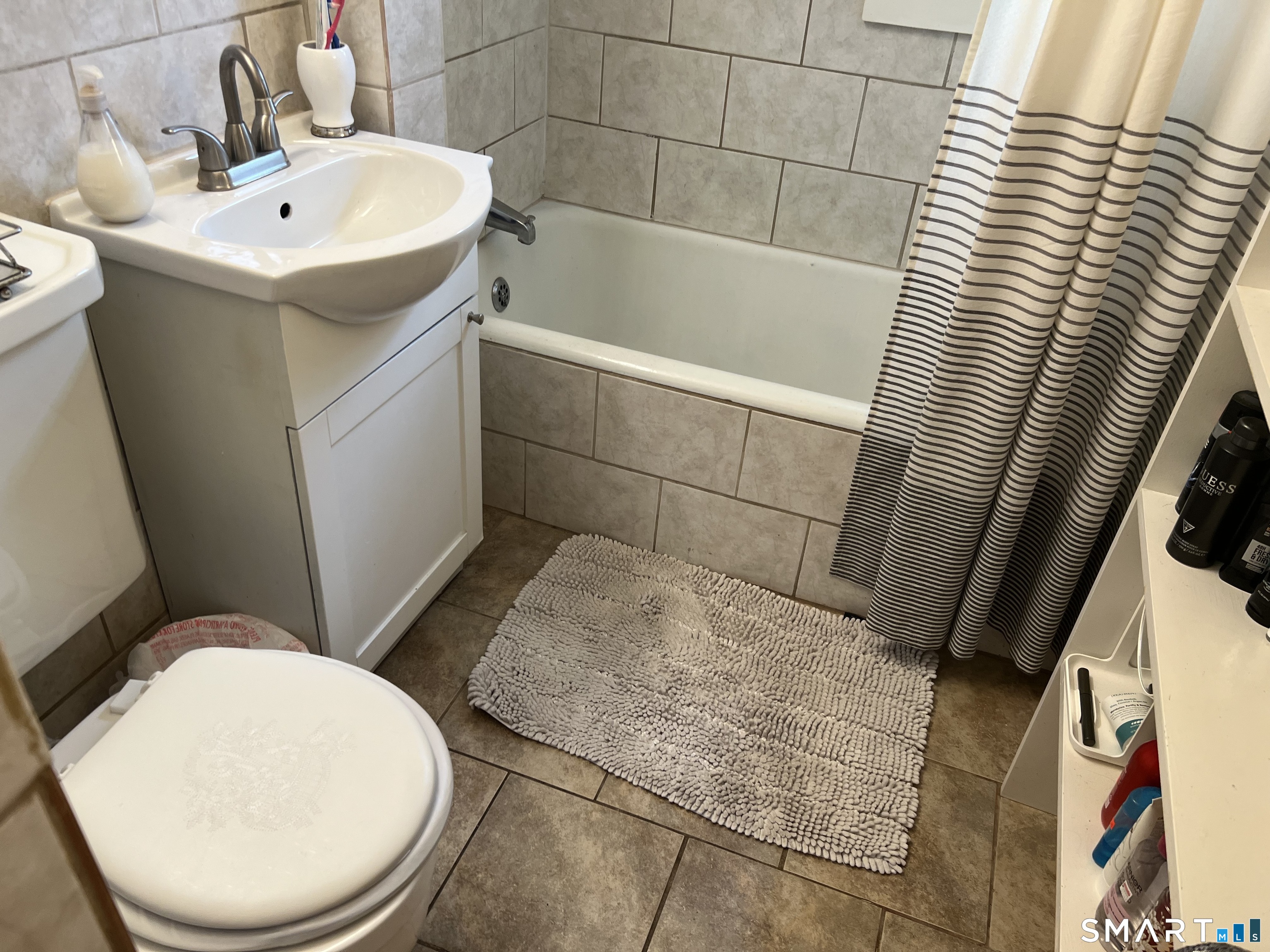 63 Court A, Bld 18 Court Bridgeport CT 06610