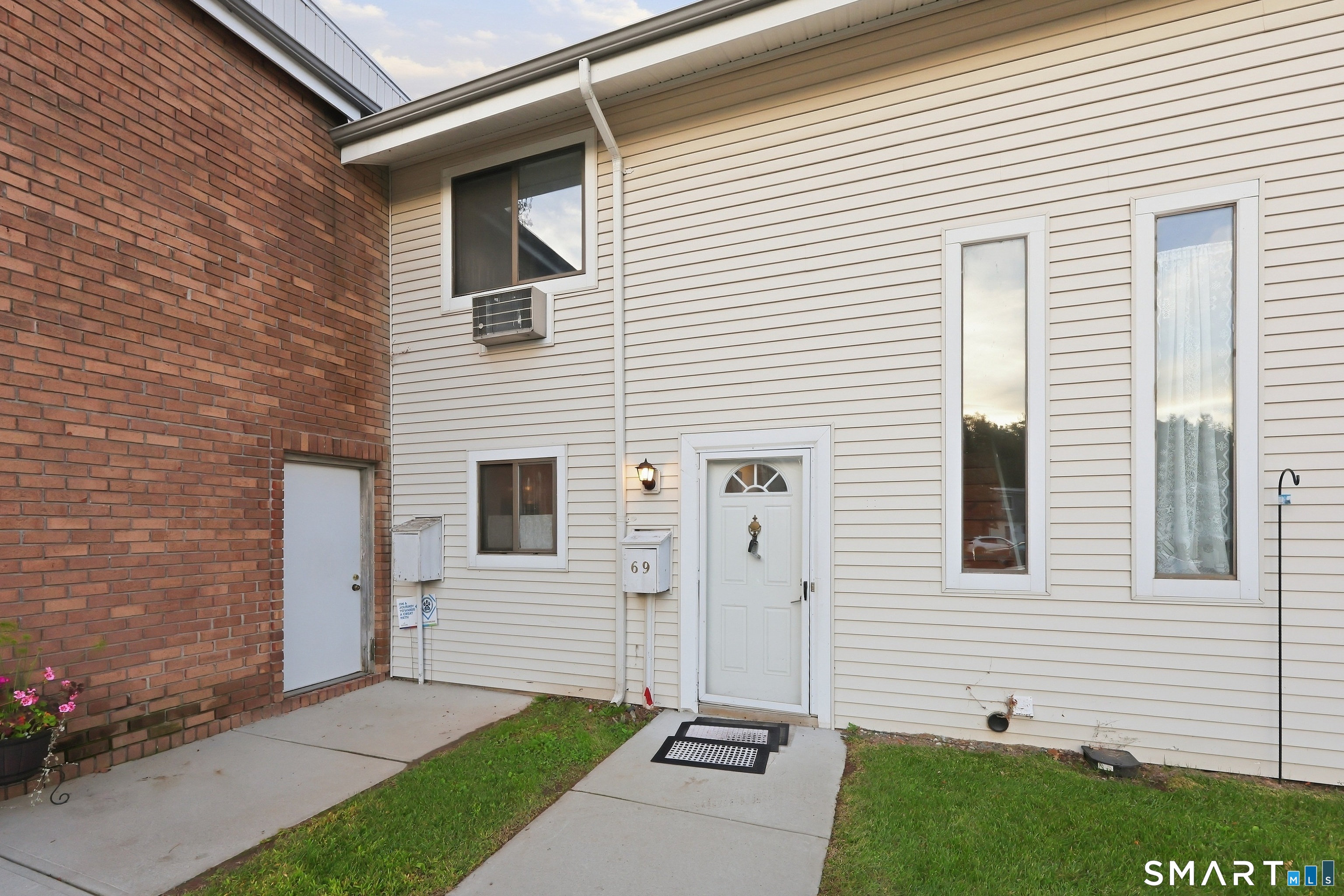 69 Sutton Place Bloomfield CT 06002
