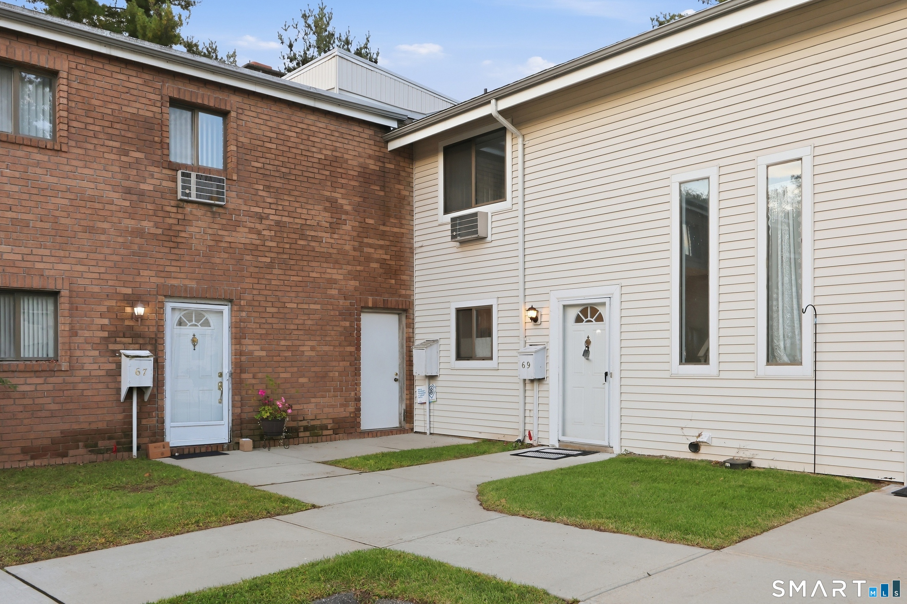 69 Sutton Place Bloomfield CT 06002