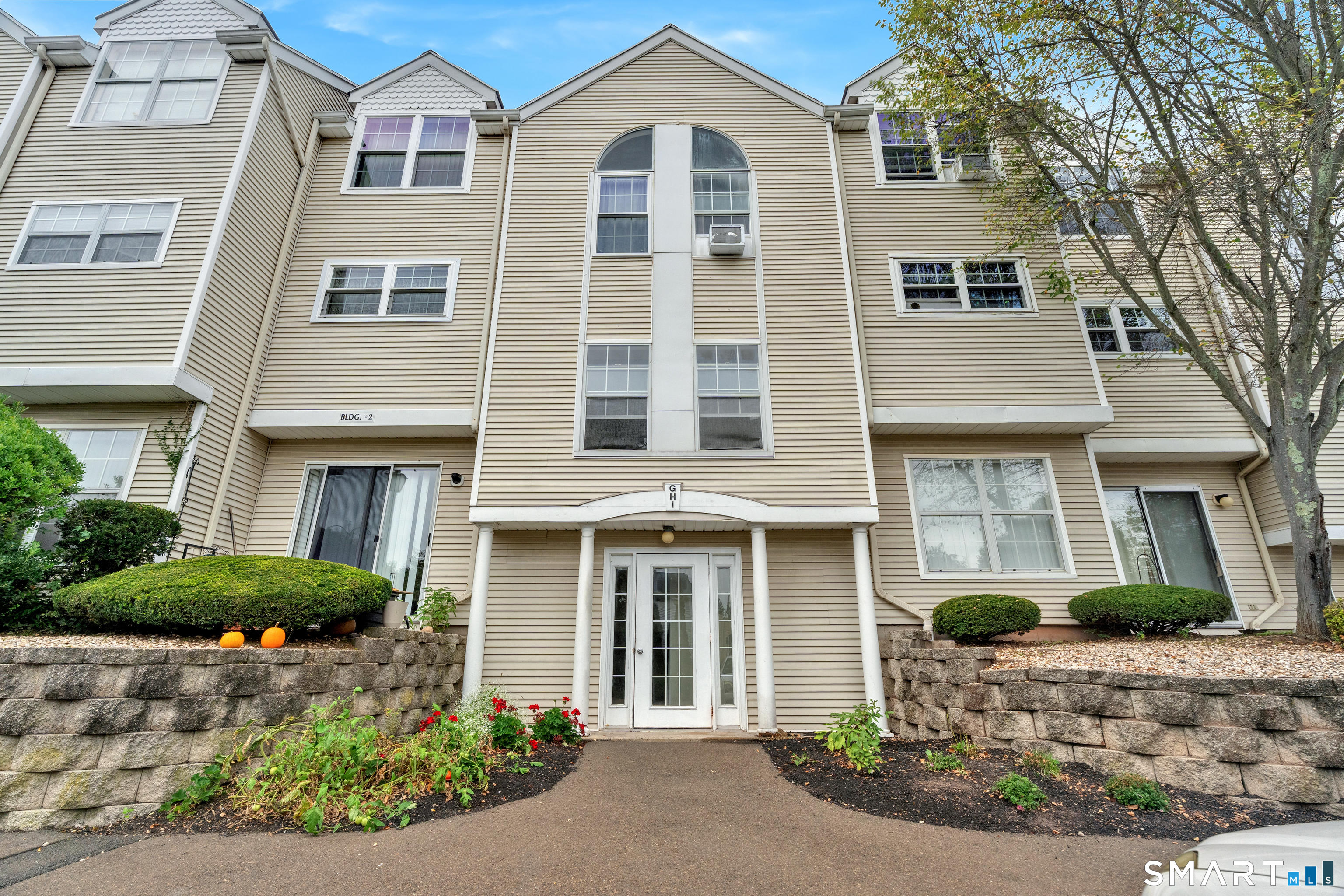 Hamden CT, 2390 State Street, Unit 2i
