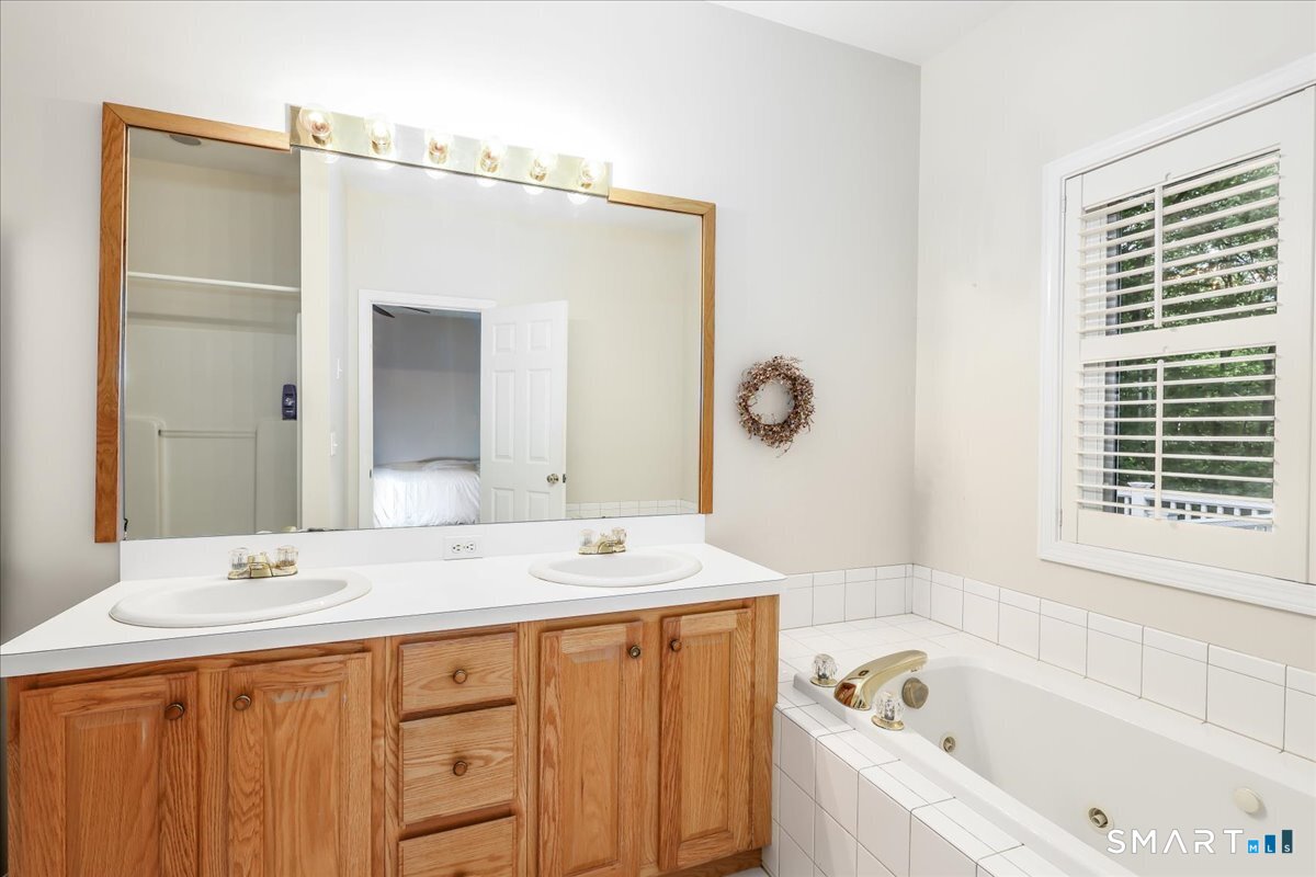 172 Summerfield Gardens Shelton CT 06484
