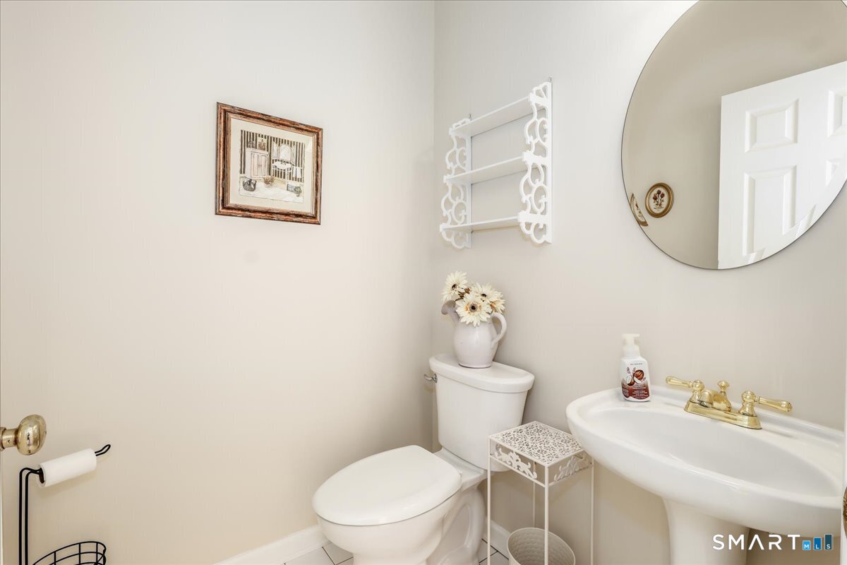 172 Summerfield Gardens Shelton CT 06484