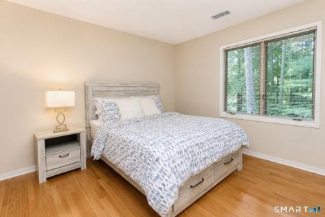 6 Acorn Glen Avon CT 06001
