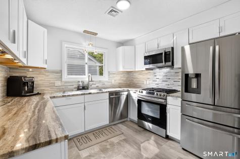 11 River Mead Avon CT 06001