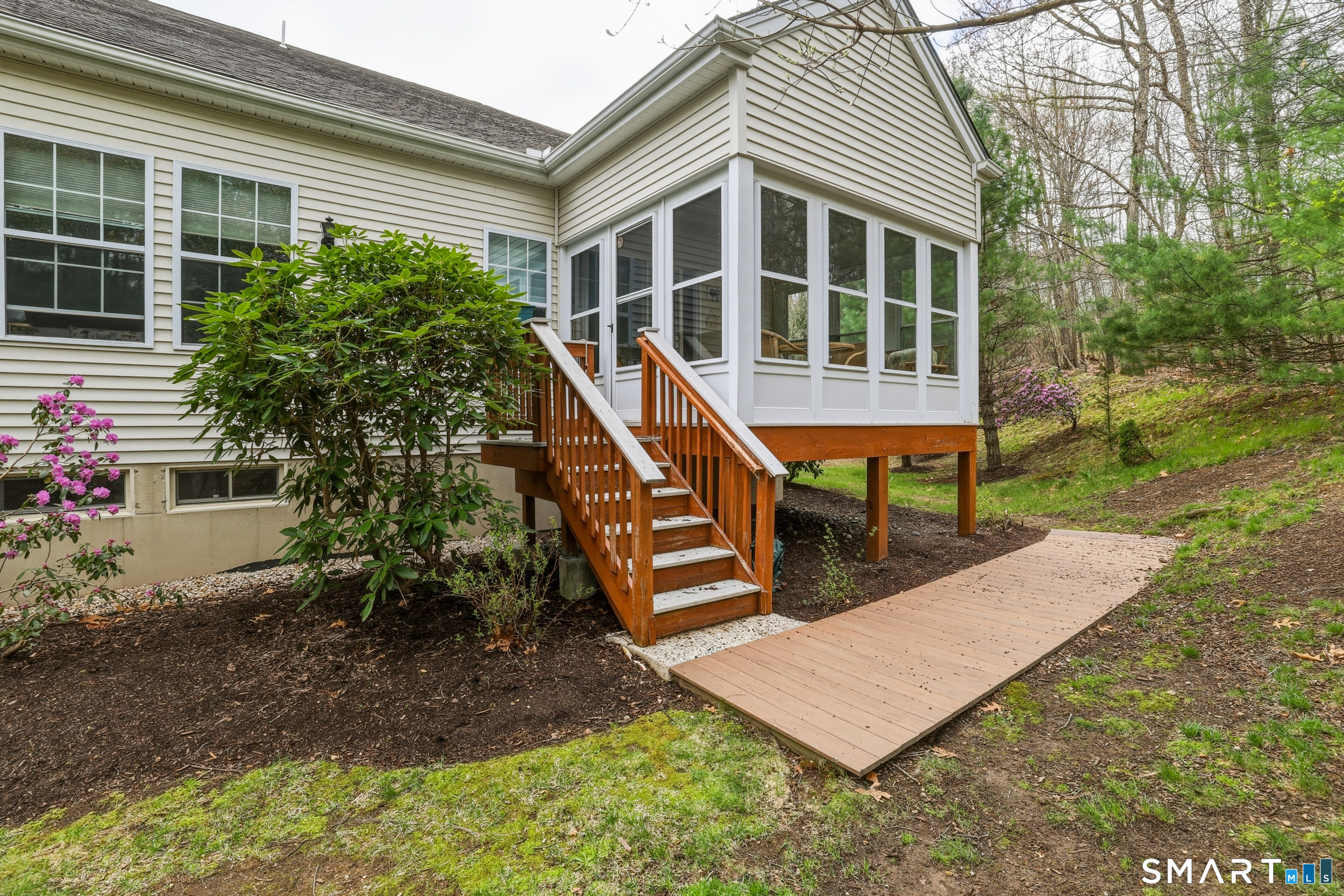 20 Meadowview Court Canton CT 06019