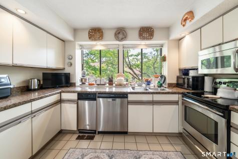2 Whirling Dun Canton CT 06019