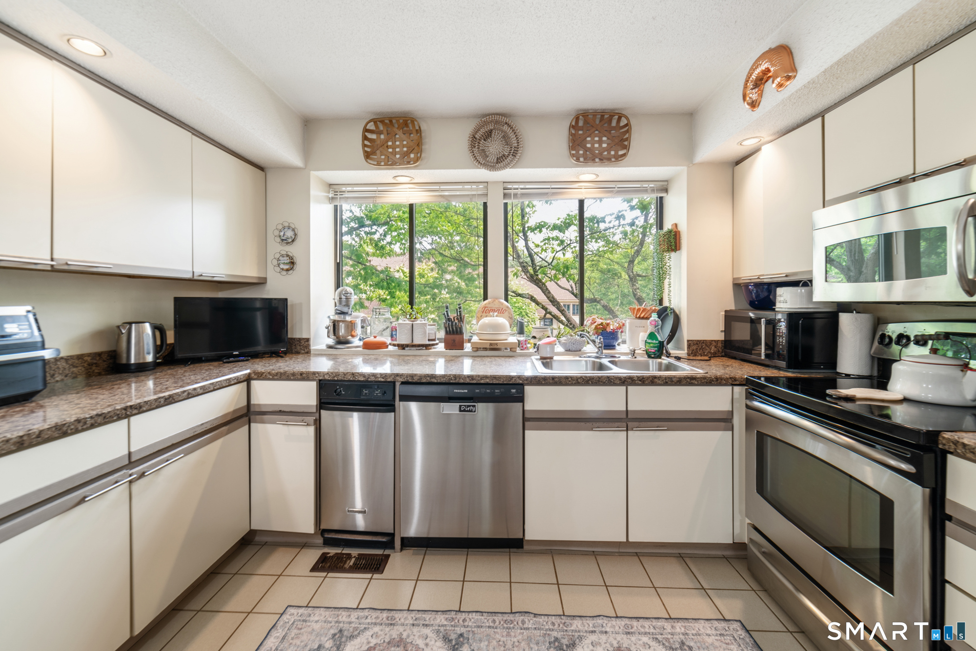 2 Whirling Dun Canton CT 06019