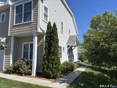 11 Bleeker Circle North Haven CT 06473