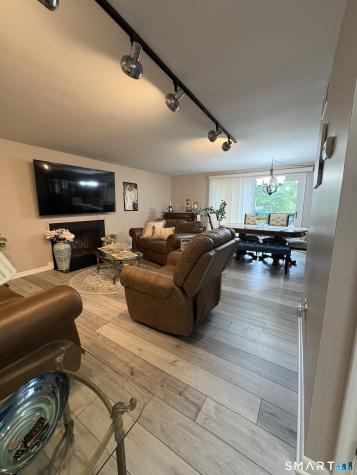 35 Harbour Village Branford CT 06405