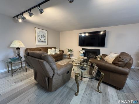 35 Harbour Village Branford CT 06405
