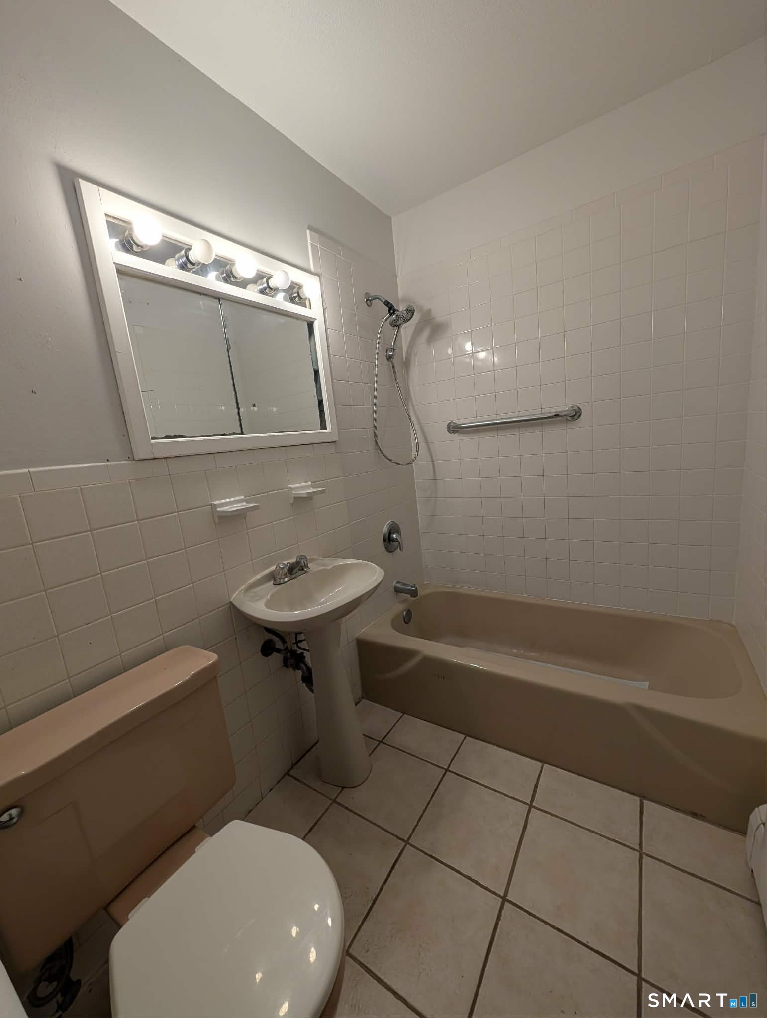 2 Camelot Drive Bloomfield CT 06002
