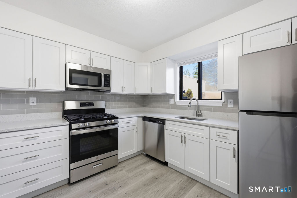 11 Sutton Place Bloomfield CT 06002