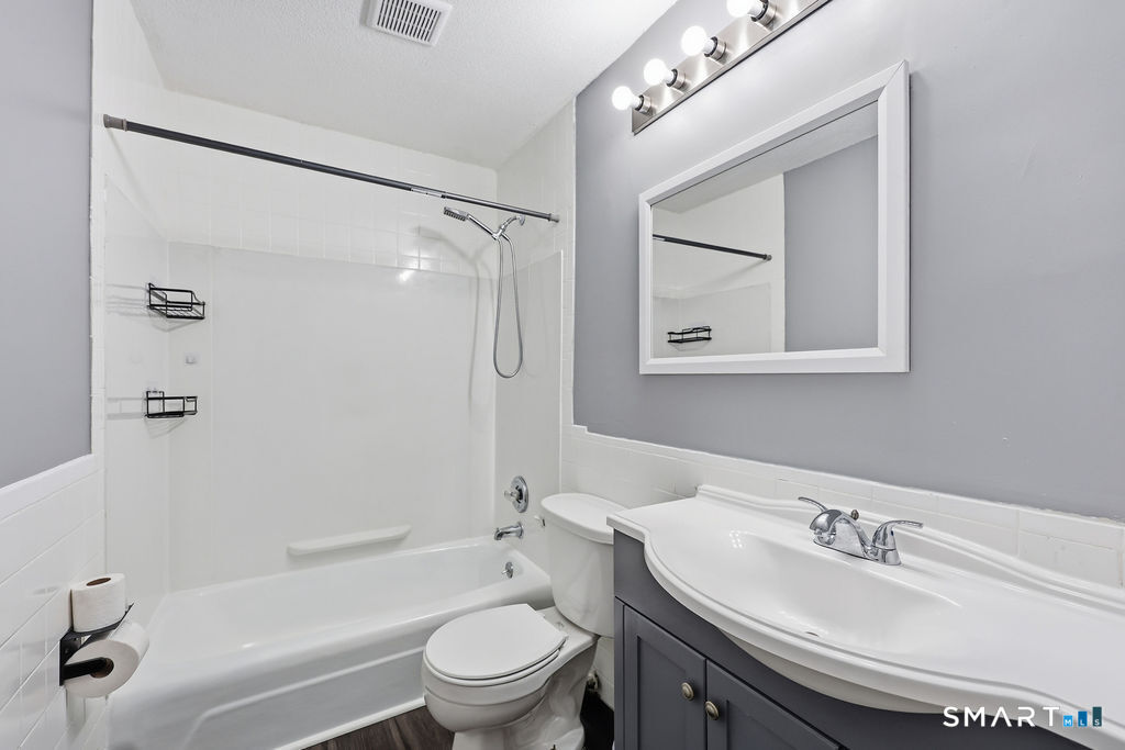 11 Sutton Place Bloomfield CT 06002